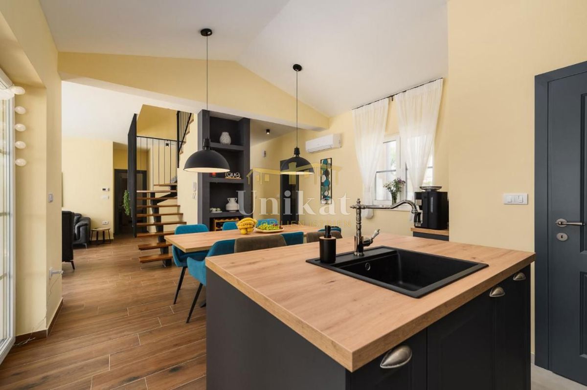 Vila z dvema stanovanjski enotama - pogled na morje